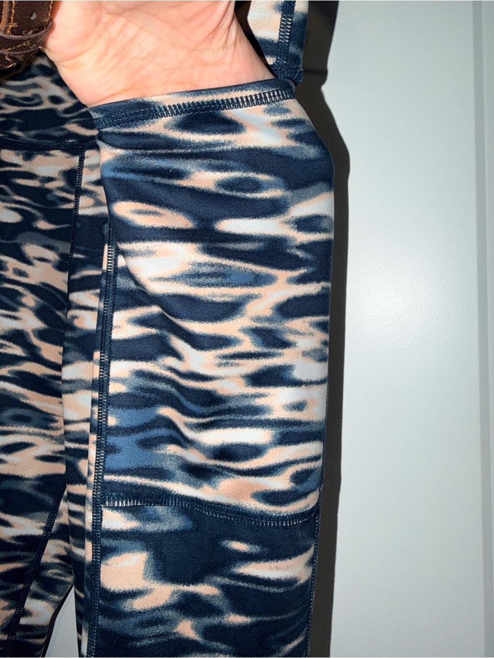Sweaty Betty Sculpt Yoga Leggings 7/8 Length Stellar Blue Water Print, Size XL - Picture 9 of 12